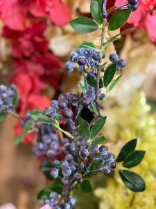 Цветы искусственные Ветка с ягодами Голубики
